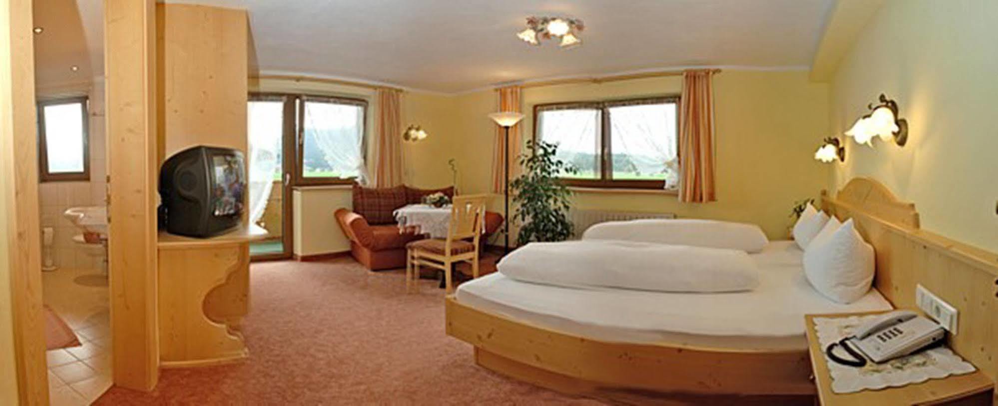 Pension Und Apartments Landhaus Marie Leutasch Luaran gambar