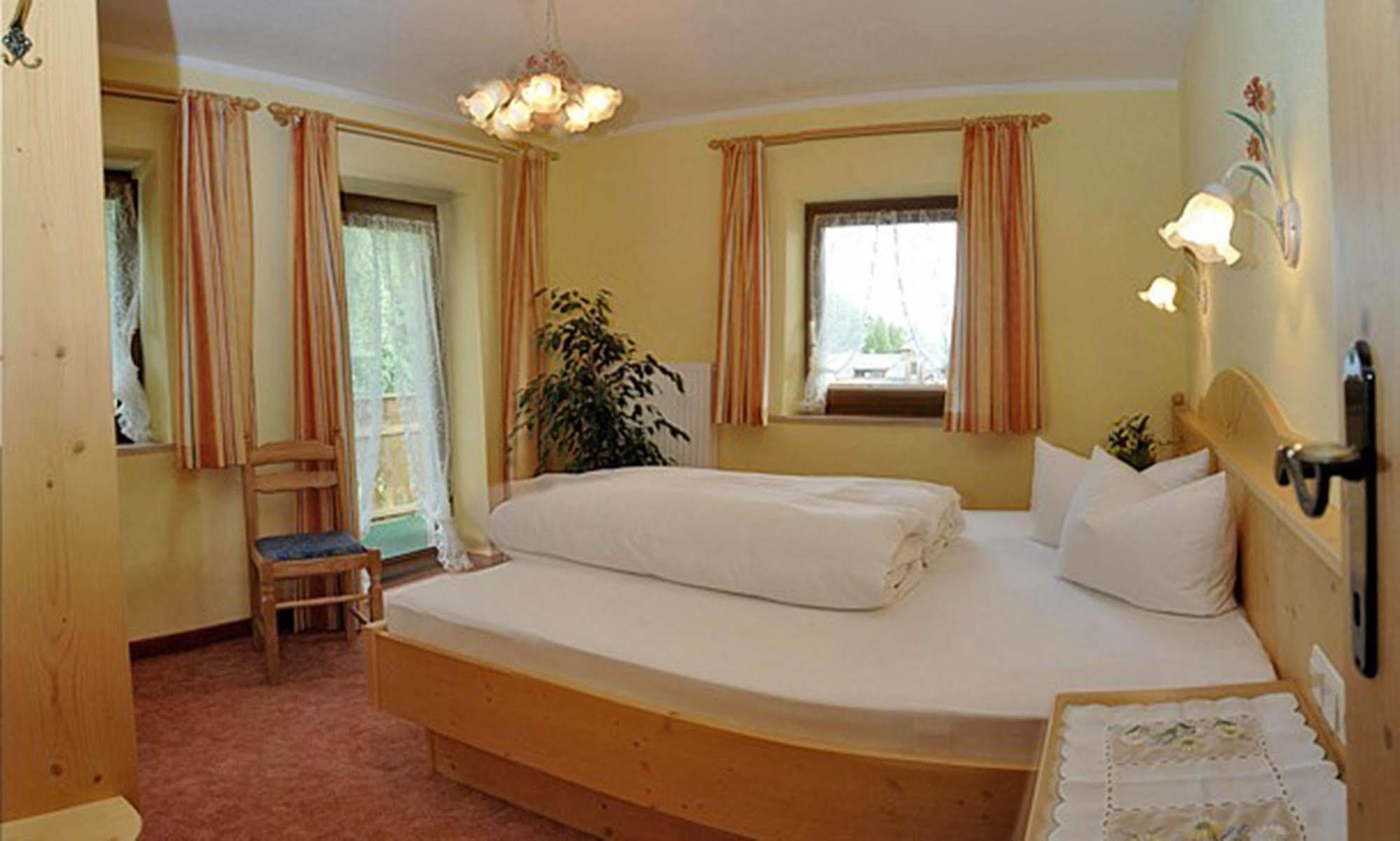 Pension Und Apartments Landhaus Marie Leutasch Luaran gambar